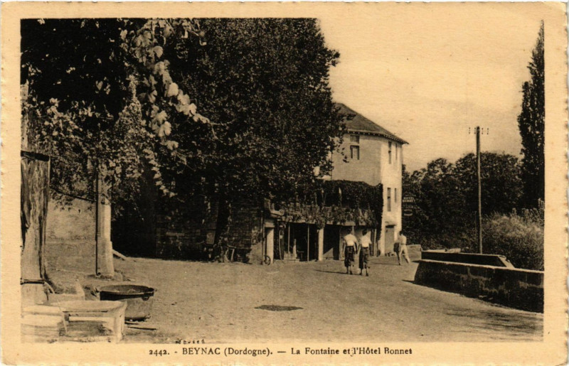 Carte postale ancienne Beynac - La Fontaine et l'Hotel Ronnet