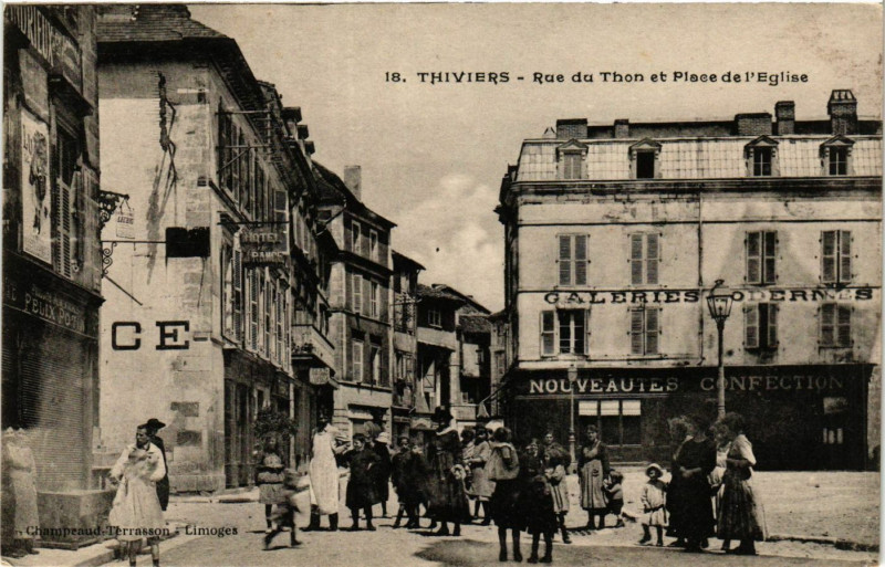 Carte postale ancienne Thiviers - Rue du Thon et Place de l'Eglise à Thiviers