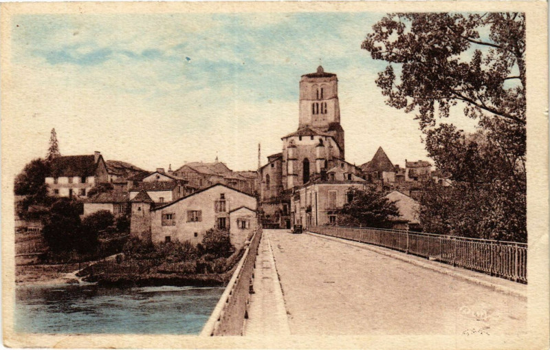 Carte postale ancienne Saint-Astier - L'Eglise et le Pont à Saint-Astier