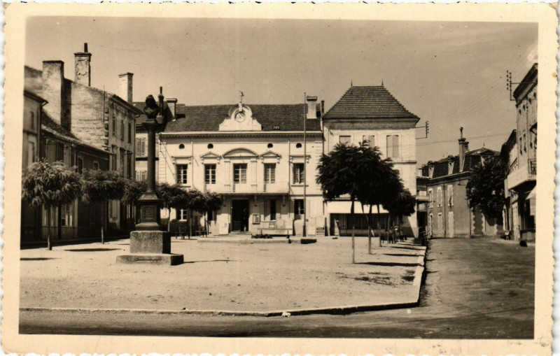 Carte postale ancienne Montpont-sur-l'Isle - La Place de la Mairie