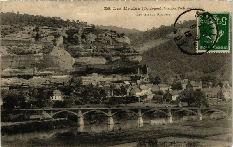 Carte postale ancienne Les Eyzies - Station Prehistorique - Les Grands Rochers aux Eyzies