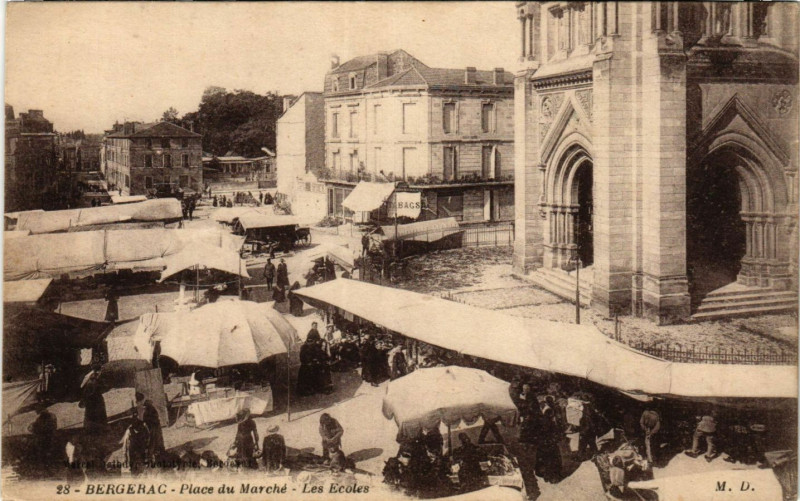 Carte postale ancienne Bergerac - Place du Marche à Bergerac