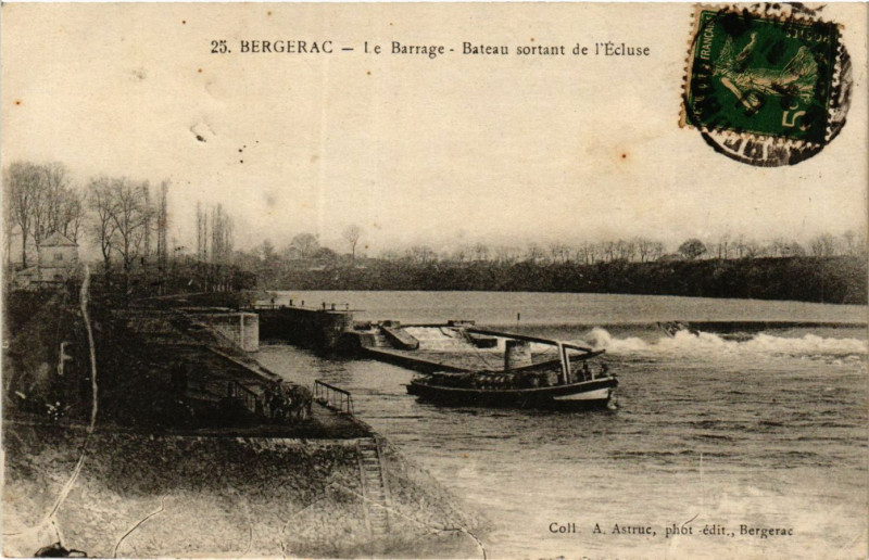 Carte postale ancienne Bergerac - Le Barrage - Bateau sortant de l'Ecluse à Bergerac