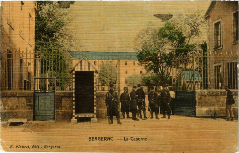 Carte postale ancienne Bergerac - La Caserne à Bergerac