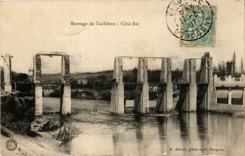 Carte postale ancienne Barrage du Tuilieres - Coté Est