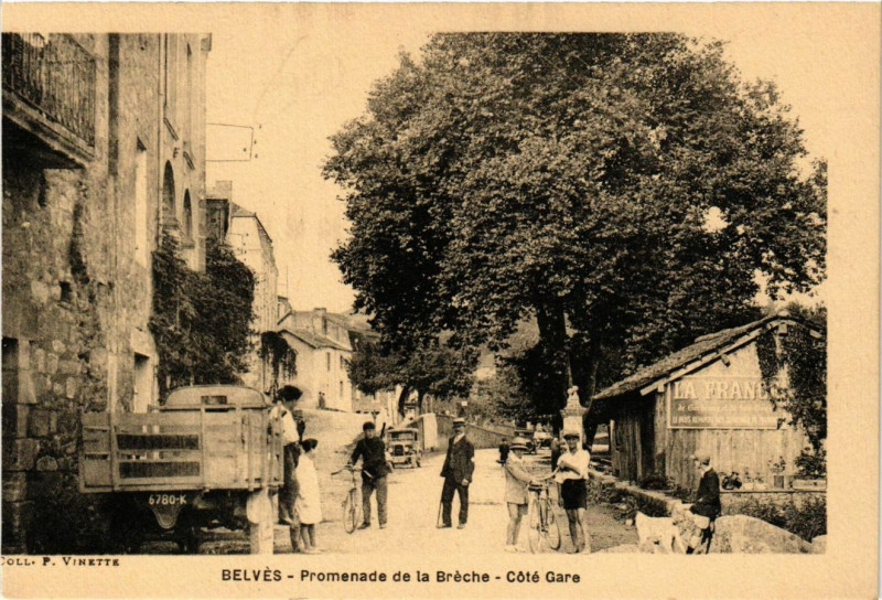 Carte postale ancienne Belves - Promenade de la Bréche - Coté Gare
