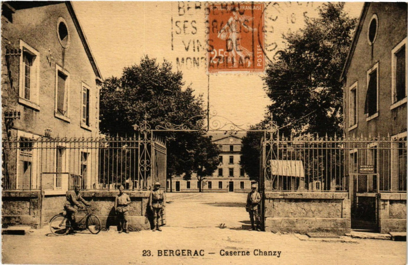 Carte postale ancienne Bergerac - Caserne Chanzy à Bergerac
