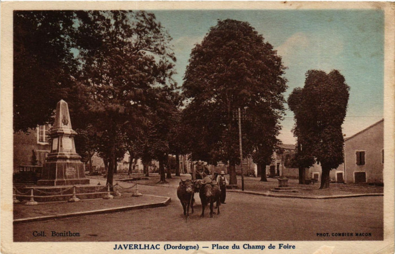 Carte postale ancienne Javerlhac (Dordogne) - Place du Champ de Foire