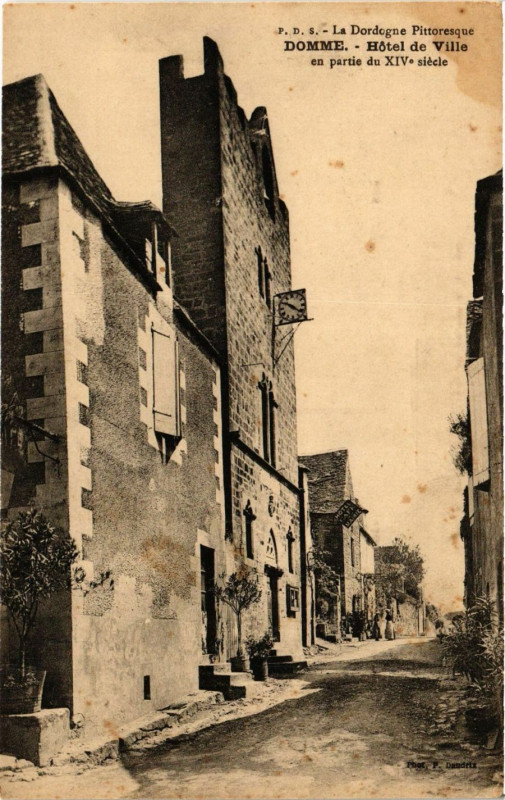 Carte postale ancienne La Dordogne Pitt..-Domme-Hotel de Ville en partie du Xiv siécle à Domme