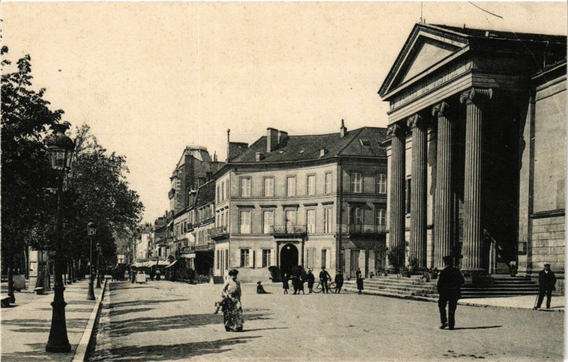 Carte postale ancienne Perigueux - La Place à Périgueux