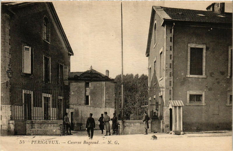 Carte postale ancienne Perigueux - Caserne Bugeaud à Périgueux