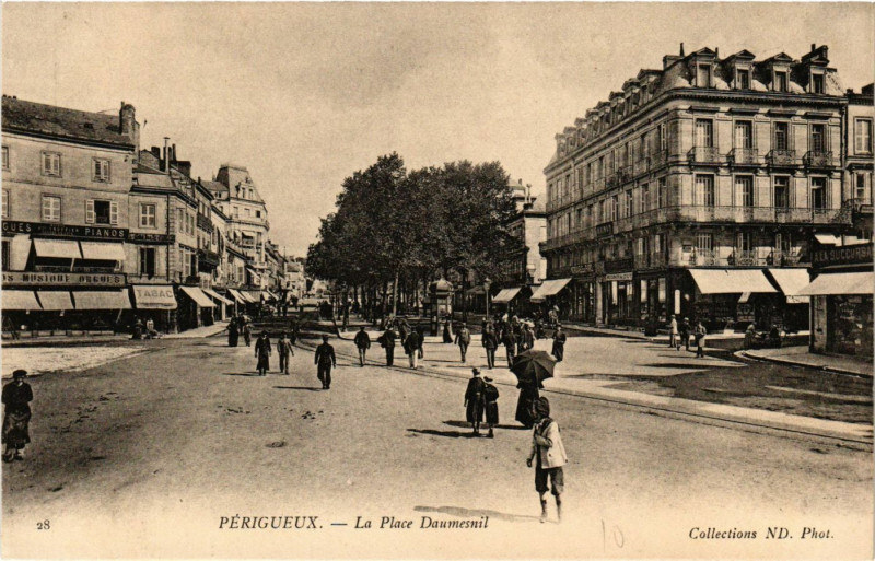 Carte postale ancienne Perigueux - La Place Daumesnil à Périgueux