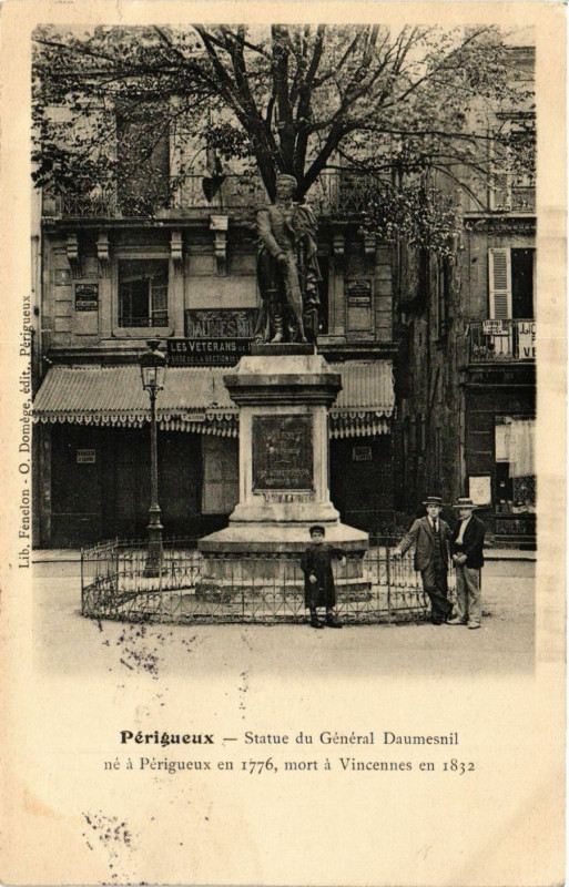 Carte postale ancienne Perigueux Statue du Général Daumesuil né a Perigueux en 1776 mort à Périgueux