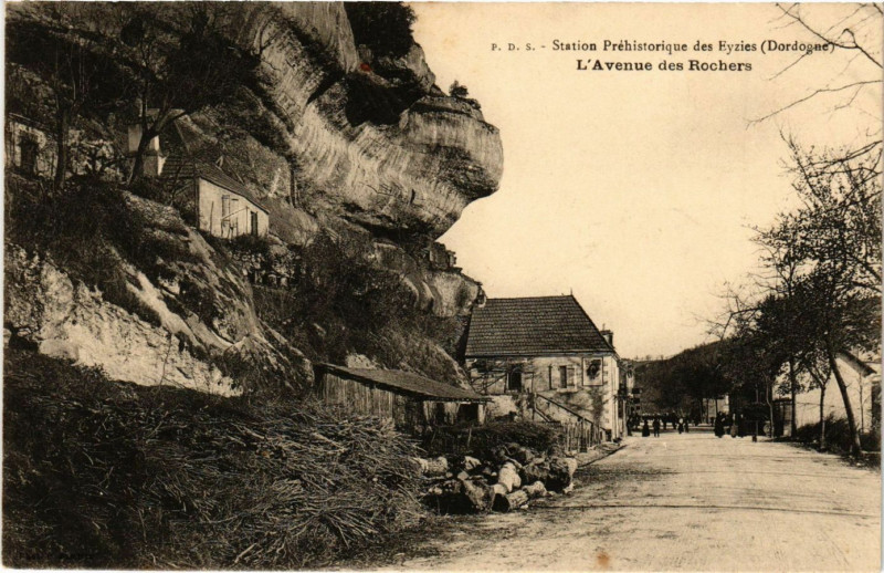 Carte postale ancienne Station Préhistorique des Eyzies (Dorlogne) - L'Avenue des Rochers