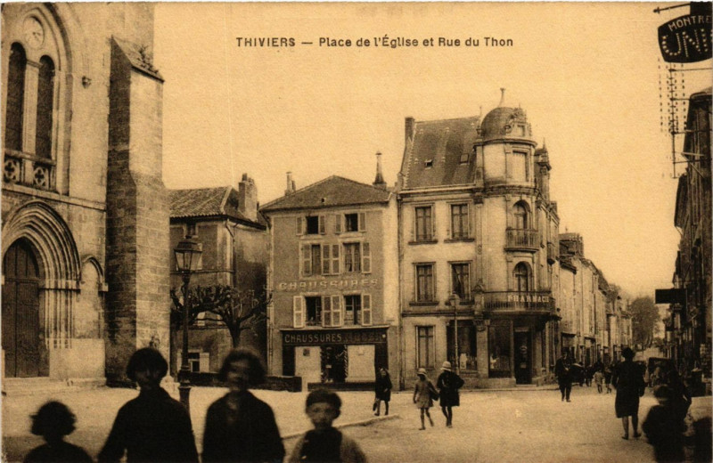 Carte postale ancienne Thiviers - Place de l'Eglise et Rue du Thon à Thiviers
