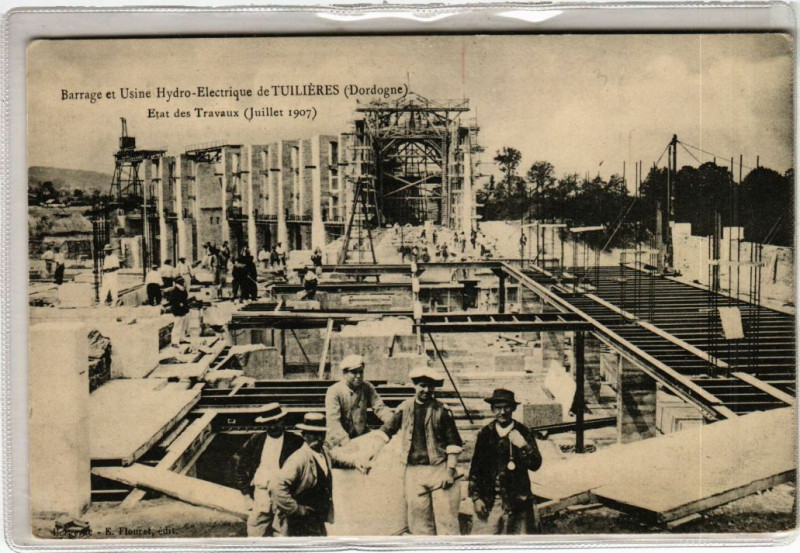 Carte postale ancienne Tuilieres - Barrage et Usine Hydro-electrique état des travaux