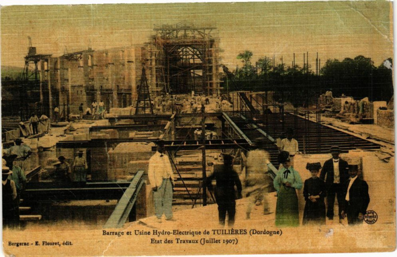 Carte postale ancienne Tuilieres - Barrage et Usine Hydro-electrique état des travaux