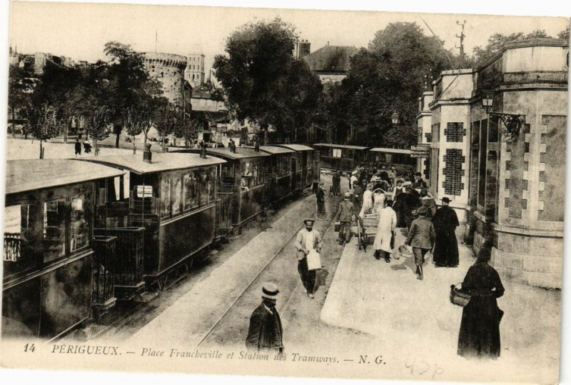 Carte postale ancienne Perigueux - Place Francheville et Station des Tramways à Périgueux