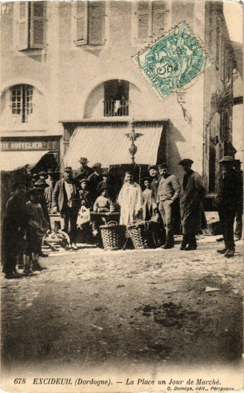 Carte postale ancienne Excideuil - La Place un Jour de Marché à Excideuil
