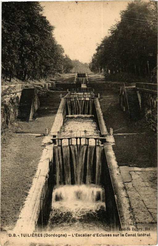 Carte postale ancienne Tuilieres-L'Escalier d'Ecluses sur le Canal latéral