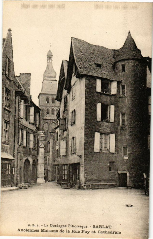 Carte postale ancienne Sarlat-Anciennes Maisons de la Rue Foy et Cathédrale