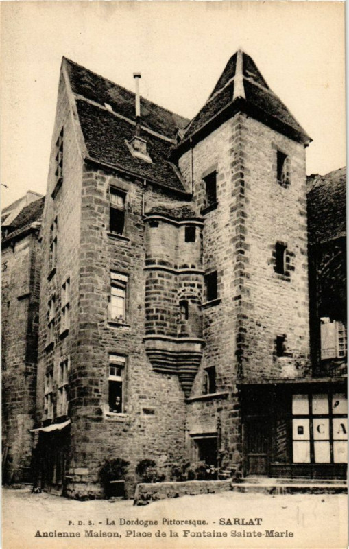 Carte postale ancienne Sarlat-Ancienne Maison-Place de la Fontaine Sainte-Marie