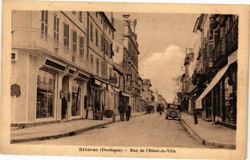 Carte postale ancienne Riberac-Rue de l'Hotel de Ville à Ribérac
