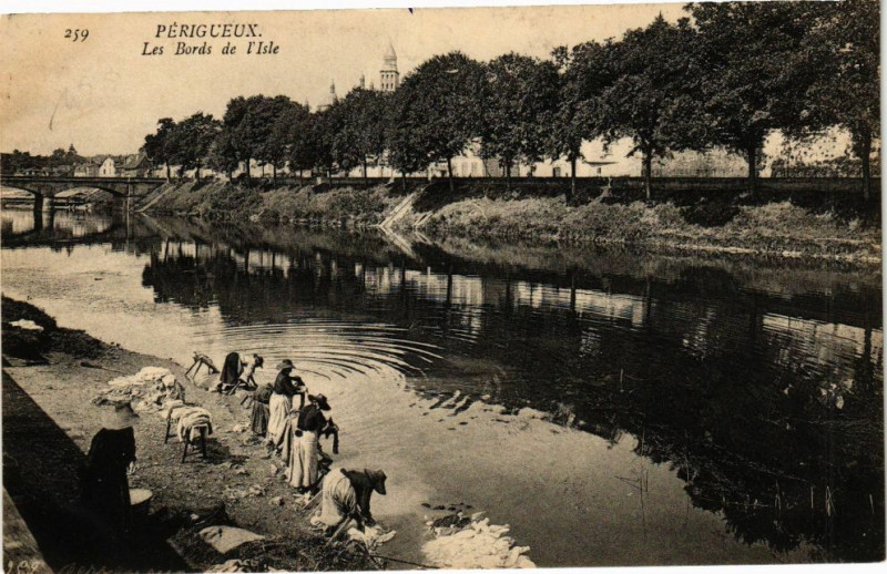 Carte postale ancienne Perigueux-Les Bords de l'Isle à Périgueux