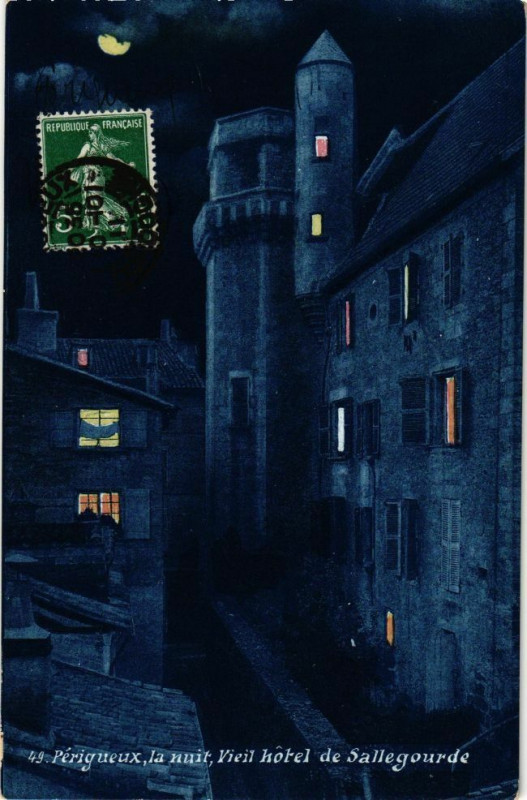 Carte postale ancienne Perigueux la nuit-Vieil hotel de Sallegourde à Périgueux