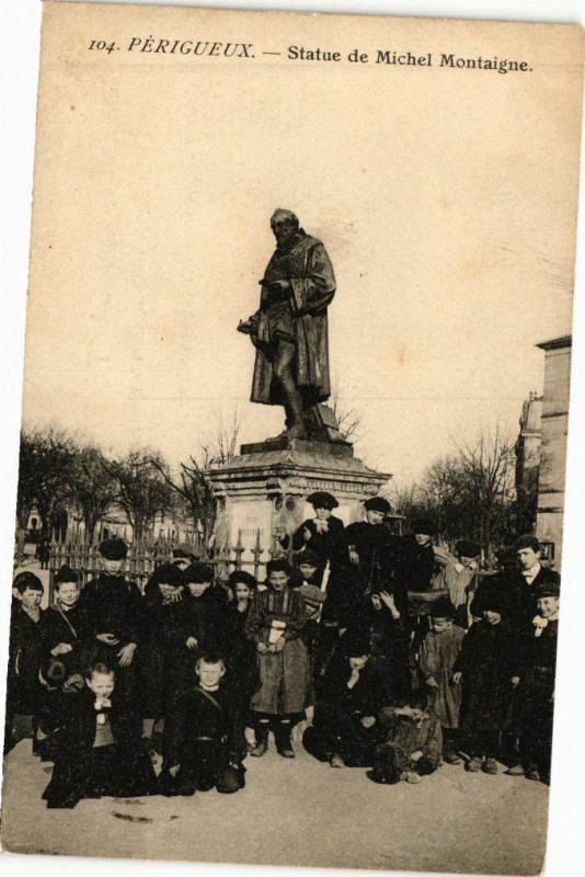 Carte postale ancienne Perigueux-Statue de Michel Montaigne à Périgueux