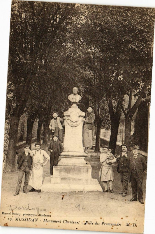 Carte postale ancienne Mussidan-Monument Chastanet-Allée des Promenades à Mussidan