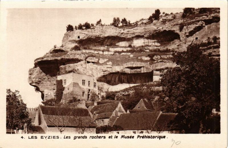 Carte postale ancienne Les Eyzies-Les grands rochers et le Musée Préhistorique aux Eyzies