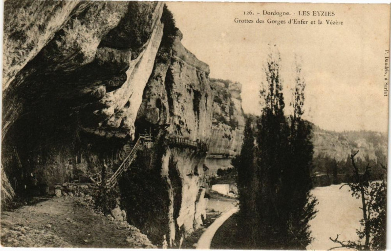 Carte postale ancienne Les Eyzies-Grottes des Gorges d'Enfer et la Vezere aux Eyzies