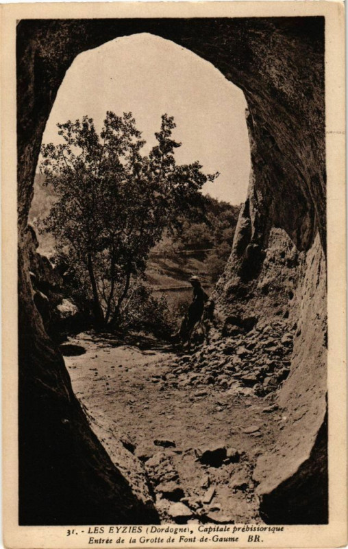 Carte postale ancienne Les Eyzies-Entrée de la Grotte de Font de Gaume aux Eyzies