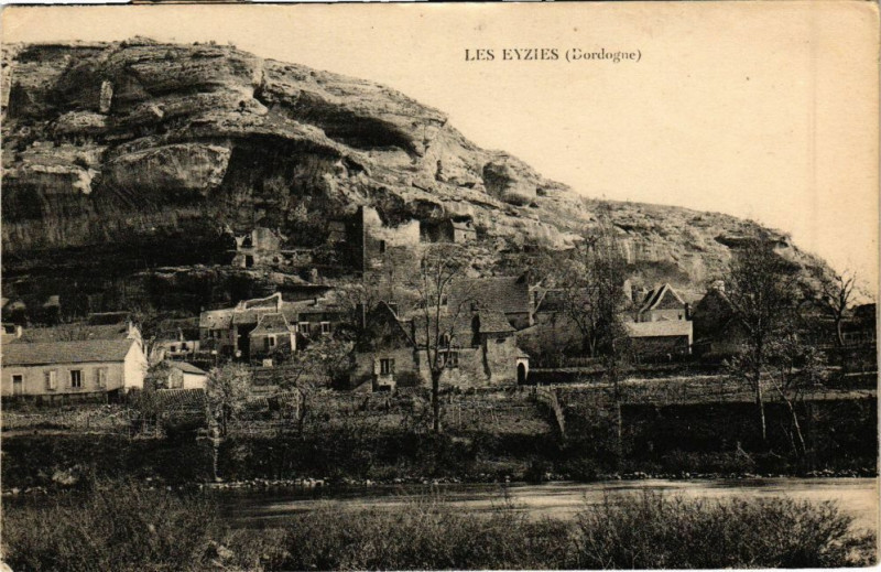 Carte postale ancienne Les Eyzies aux Eyzies