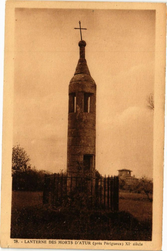 Carte postale ancienne Lanterne des Morts d'Atur