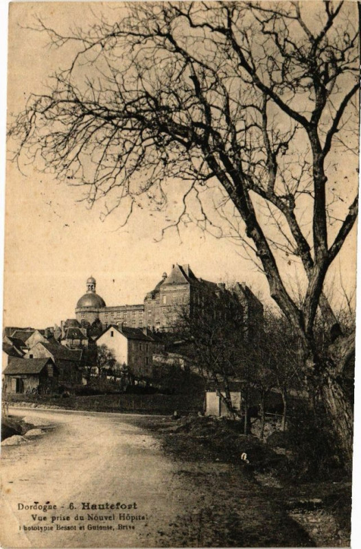 Carte postale ancienne Hautefort-Vue prise du Nouvel Hopital à Hautefort