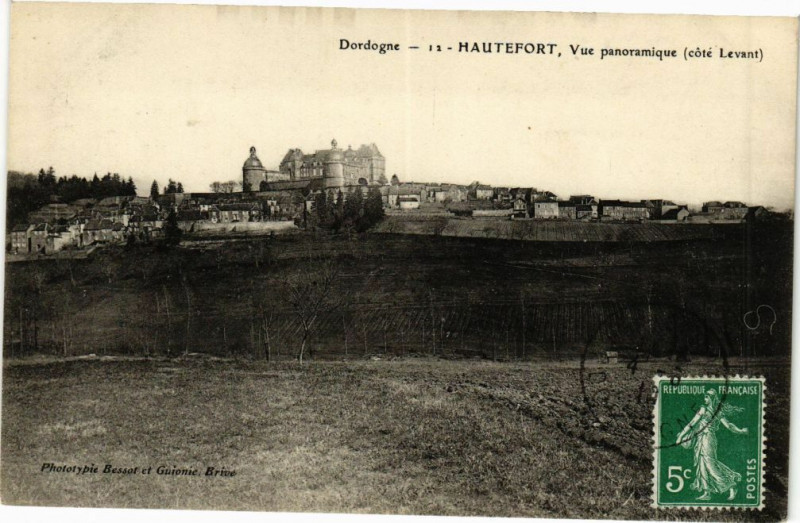Carte postale ancienne Hautefort-Vue panoramique à Hautefort