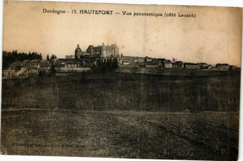 Carte postale ancienne Hautefort-Vue panoramique à Hautefort