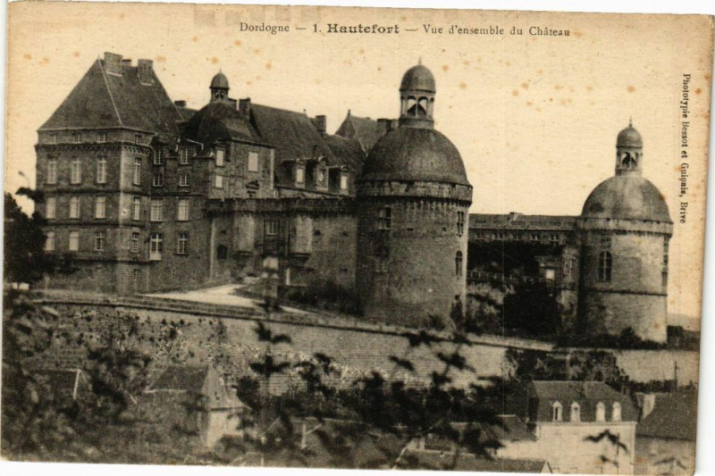 Carte postale ancienne Hautefort-Vue d'ensemble du Chateau à Hautefort