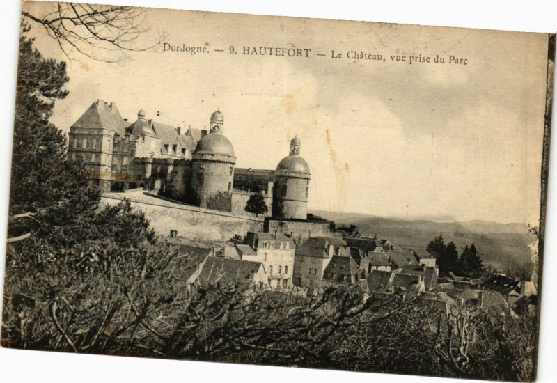 Carte postale ancienne Hautefort-Le Chateau vue prise du Parc à Hautefort