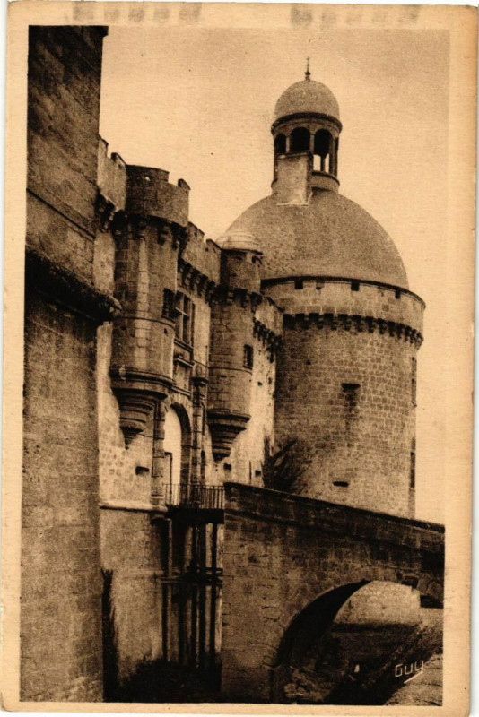 Carte postale ancienne Hautefort-Le Chateau le Pont Levis à Hautefort