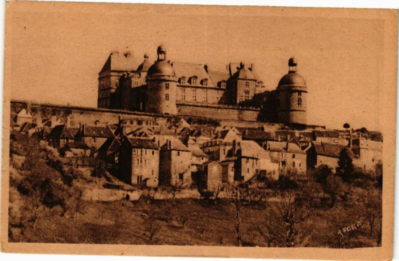 Carte postale ancienne Hautefort-Le Chateau fort du Xe siécle à Hautefort