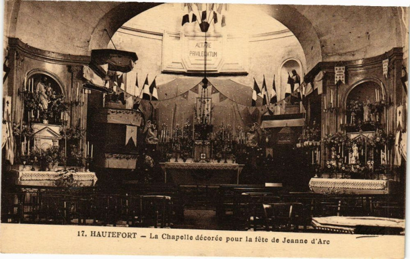Carte postale ancienne Hautefort-La Chapelle décorée pour la féte de Jeanne d'Arc à Hautefort