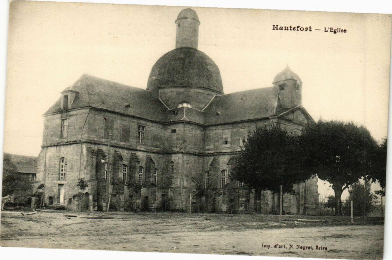 Carte postale ancienne Hautefort-L'Eglise à Hautefort