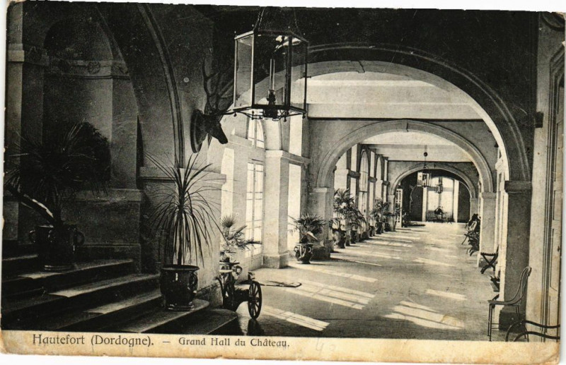 Carte postale ancienne Hautefort-Grand Hall du Chateau à Hautefort