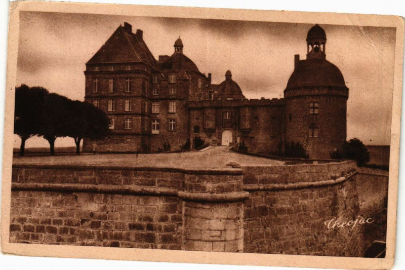 Carte postale ancienne Hautefort-Entrée du Chateau à Hautefort