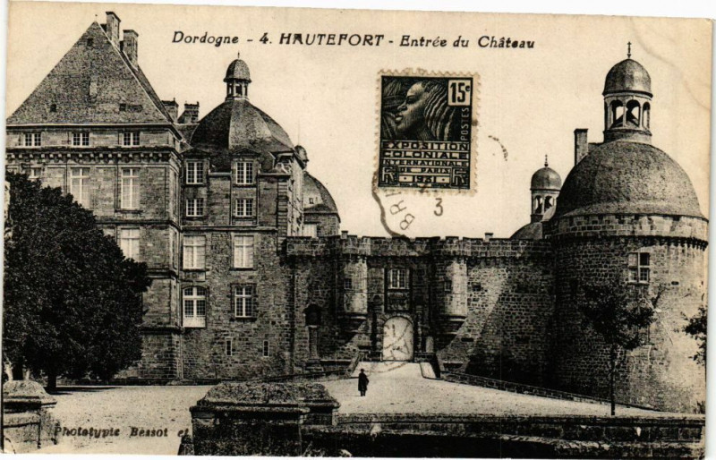 Carte postale ancienne Hautefort-Entrée du Chateau à Hautefort