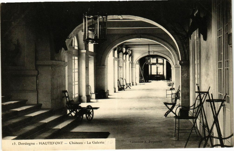 Carte postale ancienne Hautefort-Chateau-La Galerie à Hautefort