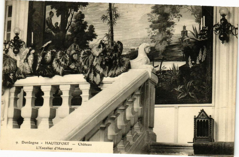 Carte postale ancienne Hautefort-Chateau-L'Escalier d'Honneur à Hautefort